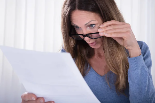 Primer Plano Mujer Conmocionada Madura Mirando Documento Lugar Trabajo — Foto de Stock