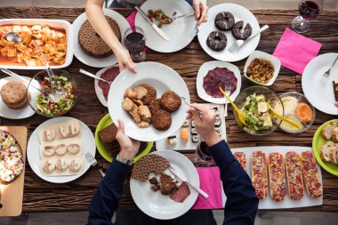 Genç arkadaşlar birlikte yemeğe yüksek açılı görünüş
