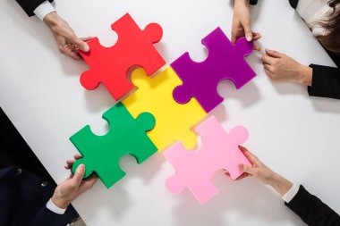 Resepsiyon çok renkli Jigsaw bulmaca çözümü işadamları grubu