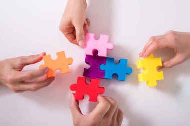 Resepsiyon çok renkli Jigsaw bulmaca çözümü işadamları grubu