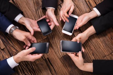 Cep telefonu ahşap Resepsiyon kullanarak iş adamları yükseltilmiş görünümünü