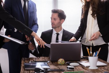 Genç işadamı ortağı tarafından gösterilen belge bakarak