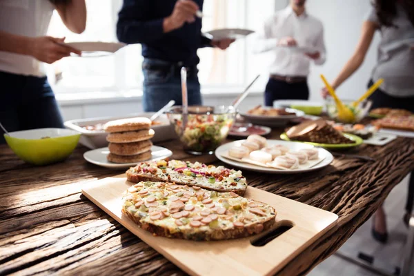 Mensen Die Het Eten Van Gezonde Maaltijd Houten Tafel Feestje — Stockfoto