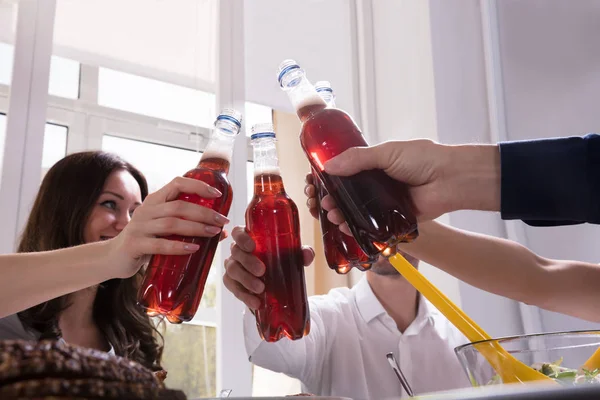 Grupo Jóvenes Amigos Felices Celebrando Con Botella Bebida Limonada —  Fotos de Stock