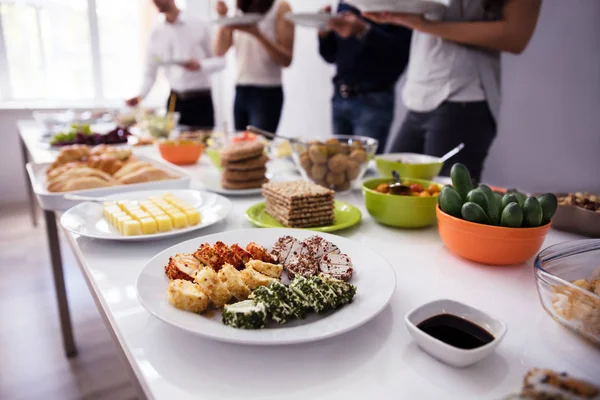 Persone Che Mangiano Pasto Sano Sulla Tavola Legno Alla Festa — Foto Stock