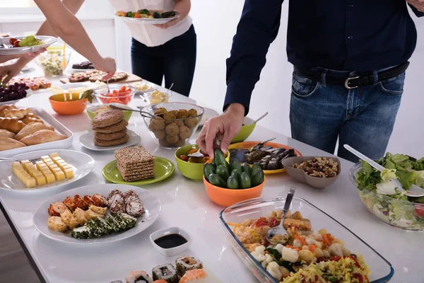 Leute Die Bei Einer Party Frische Lebensmittel Über Den Tisch — Stockfoto