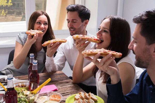 Πορτρέτο Του Happy Νέοι Φίλοι Τρώγοντας Νόστιμα Φρέσκα Μπρουσκέτα — Φωτογραφία Αρχείου