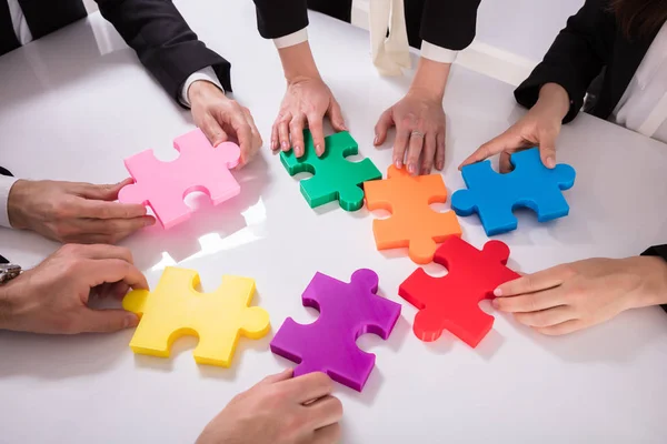 Group Businesspeople Solving Multi Colored Jigsaw Puzzle Desk — Stock Photo, Image