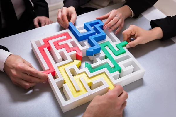 Vue Élevée Des Hommes Affaires Résoudre Main Puzzle Labyrinthe Sur — Photo