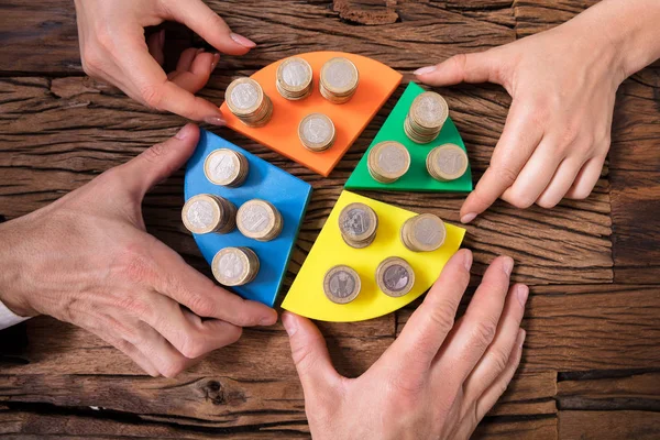 Empresarios Apilando Monedas Gráfico Pastel Multicolor Escritorio Madera — Foto de Stock