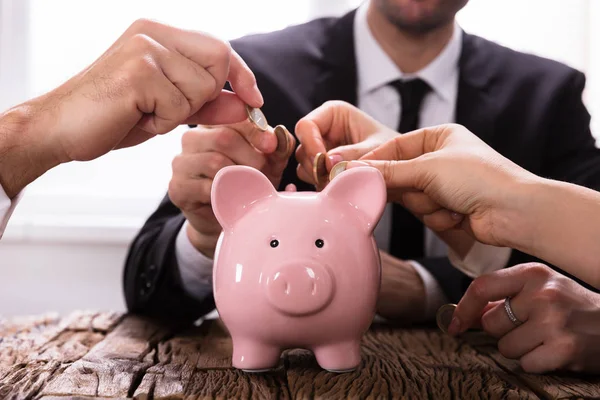 Crowdfunding Konceptet Människor Infoga Mynt Piggybank — Stockfoto