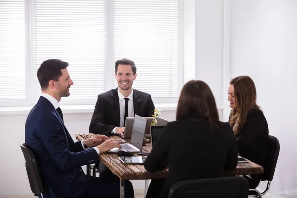 Grupo Jovens Empresários Sorridentes Que Assistem Uma Reunião Escritório — Fotografia de Stock