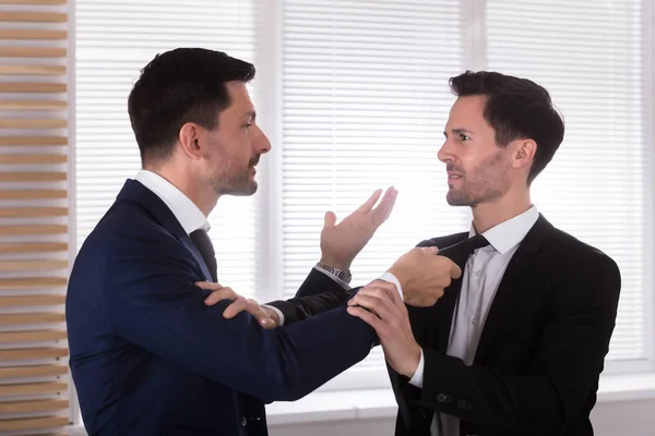 Vista Lateral Jovem Empresário Irritado Segurando Laço Seu Parceiro Escritório — Fotografia de Stock