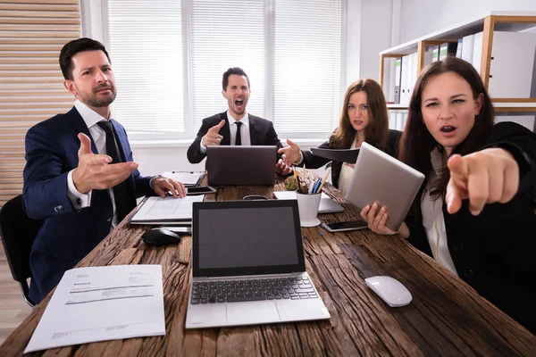 Retrato Jóvenes Empresarios Conmocionados Sentados Cargo —  Fotos de Stock