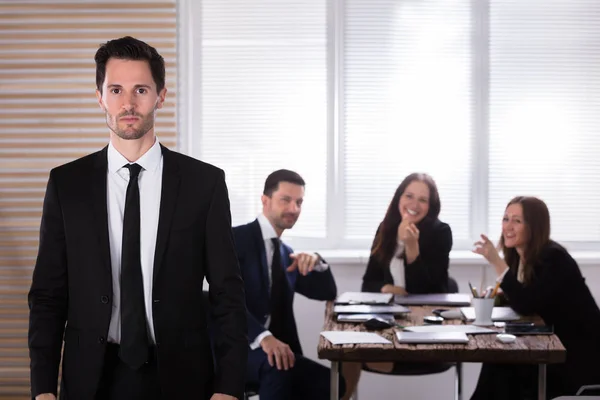 Portret Van Een Ongelukkig Zakenman Met Zijn Collega Hem Lachen — Stockfoto