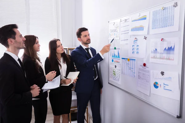 Groep Van Jonge Ondernemers Analyseren Van Grafieken Wit Bord Werkplek — Stockfoto