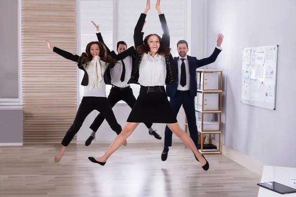 Jóvenes Empresarios Saltan Oficina Alzando Sus Brazos — Foto de Stock