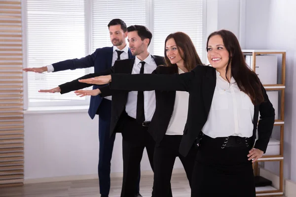 Tevreden Ondernemers Staan Een Rij Doen Oefening Met Uitgestoken Handen — Stockfoto