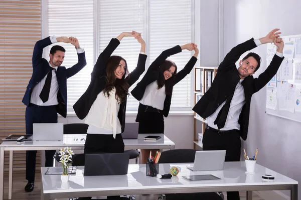 Empresários Felizes Fazendo Exercício Alongamento Atrás Mesa Local Trabalho — Fotografia de Stock