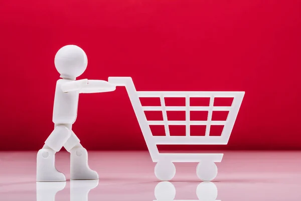 Seitenansicht Einer Menschlichen Figur Mit Einkaufskarte Vor Rotem Hintergrund — Stockfoto