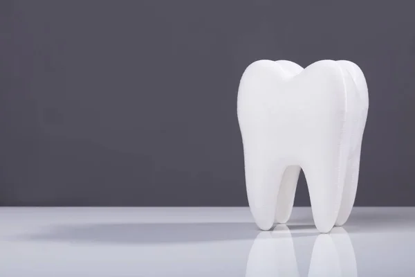 Diente Blanco Sano Dental Oral Sobre Fondo Gris — Foto de Stock