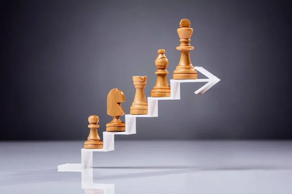 Wooden Chess Piece Increasing Zigzag Arrow Grey Backdrop — Stock Photo, Image