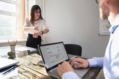 Kol saati meslektaşım kontrol faturada Laptop süre işaret eden öfkeli genç iş kadını