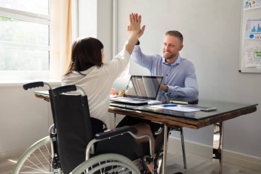 Engelli iş kadını gülümseyen erkek arkadaşı Office için yüksek beş veren