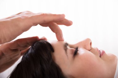 Reiki tedavi Spa merkezinde sakin bir genç kadının yakın çekim