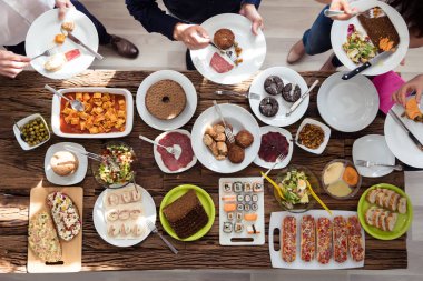 Bir grup insan plaka üzerinde taze sağlıklı yemek yeme