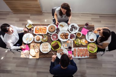 Genç arkadaşlar birlikte yemeğe yüksek açılı görünüş