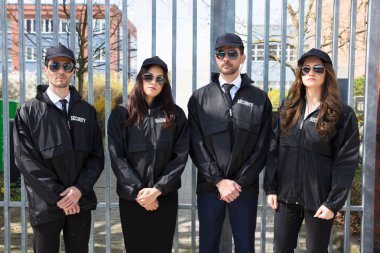 Genç erkek ve dişi güvenlik giyen üniforma ve gözlük görevlileri portresi