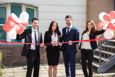 Mutlu iş adamları kesme şerit dışında Ofis Binası