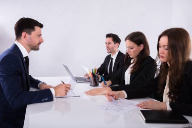 Grup Genç İşadamları evrak işyerinde toplantıda tartışılması