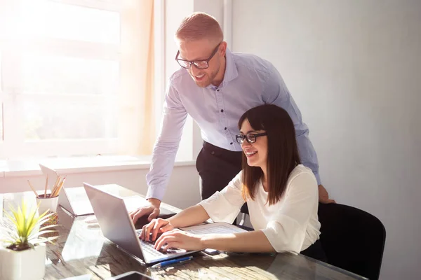 Junger Glücklicher Geschäftsmann Zeigt Seiner Partnerin Büro Etwas Auf Laptop — Stockfoto