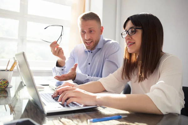 Hombre Enojado Quejándose Collegue Lugar Trabajo Oficina — Foto de Stock