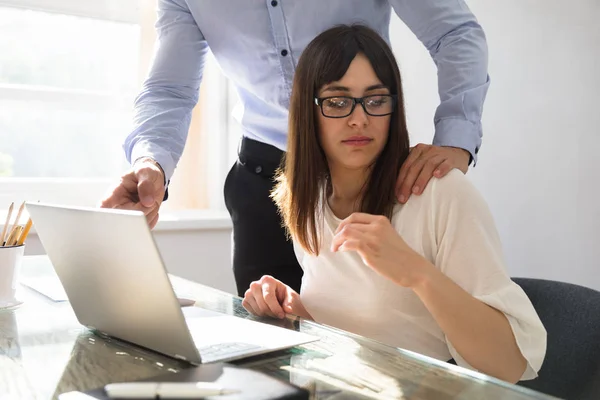 Empresario Tocando Hombro Una Joven Compañera Trabajo — Foto de Stock