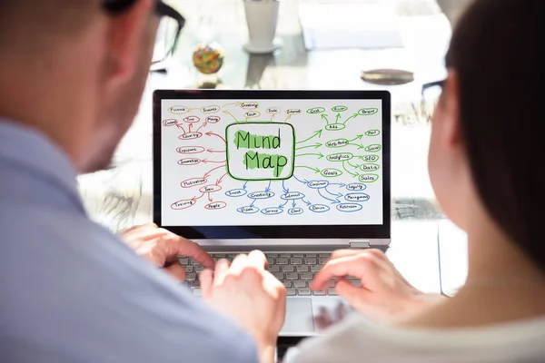 Nahaufnahme Zweier Geschäftsleute Die Mindmap Auf Laptop Erstellen — Stockfoto