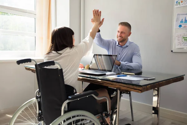 Mujer Negocios Discapacitada Que Cinco Altos Compañero Masculino Sonriente Cargo — Foto de Stock