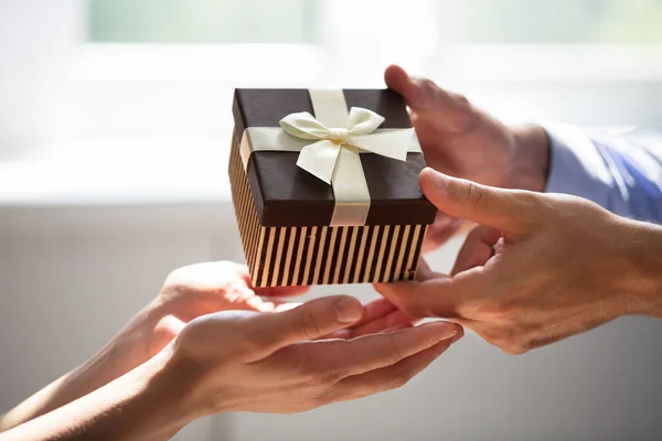 Primer Plano Mano Del Hombre Dando Regalo Mujer — Foto de Stock