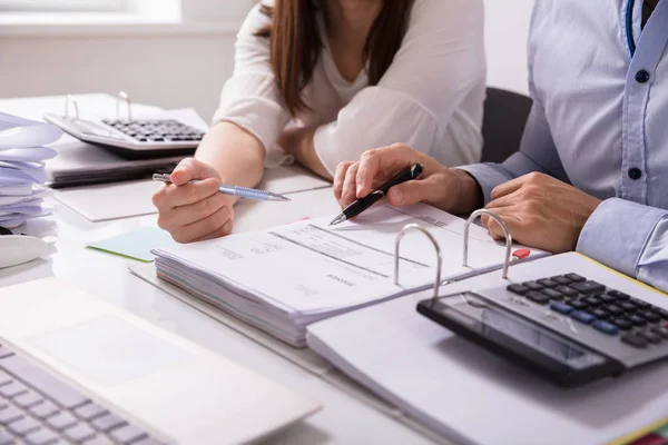 Deux Hommes Affaires Vérifiant Facture Sur Bureau Sur Lieu Travail — Photo