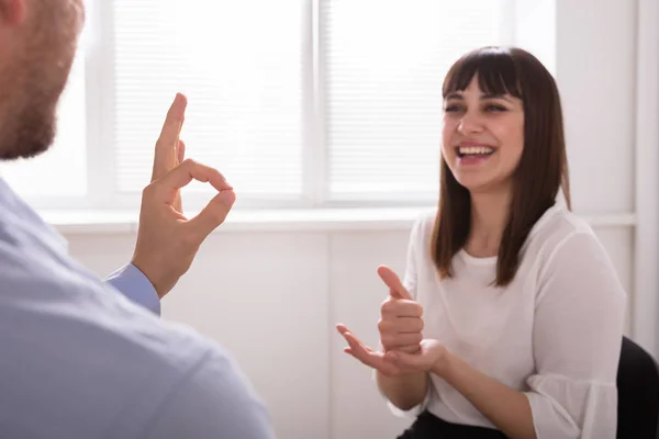 Sorridente Giovane Donna Uomo Parlando Con Linguaggio Dei Segni Sfondo — Foto Stock