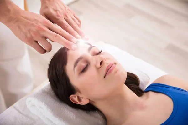 Close Therapist Hand Performing Reiki Treatment Young Woman Spa — Stock Photo, Image