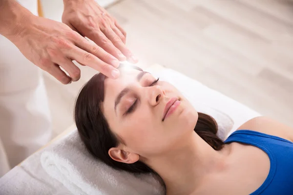 Close Mão Terapeuta Realizando Tratamento Reiki Jovem Mulher Spa — Fotografia de Stock