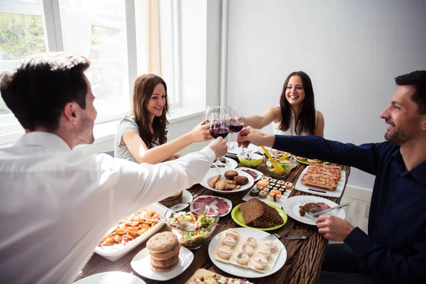 Grupo Jovens Amigos Felizes Brindando Vinhos Enquanto Almoçamos — Fotografia de Stock