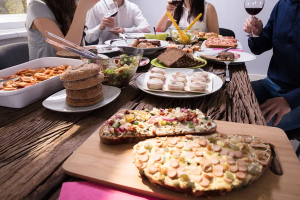 Vielfalt Frischen Hausgemachten Speisen Auf Holztisch Bei Party — Stockfoto