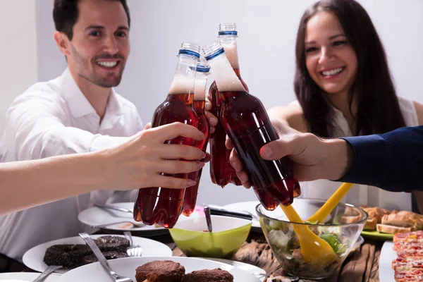 Gruppo Giovani Amici Felici Che Festeggiano Con Bottiglia Bevanda Alla — Foto Stock