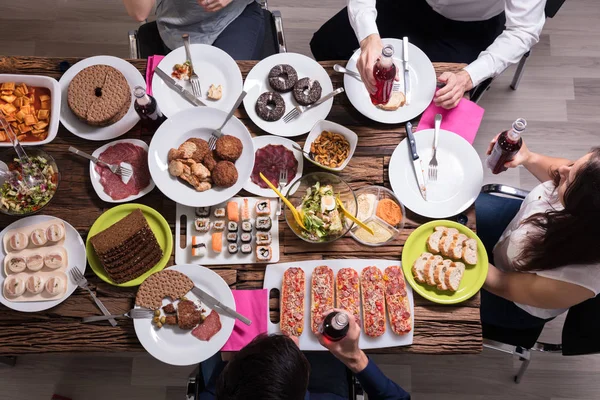 Genç Arkadaşlar Birlikte Yemeğe Yüksek Açılı Görünüş — Stok fotoğraf