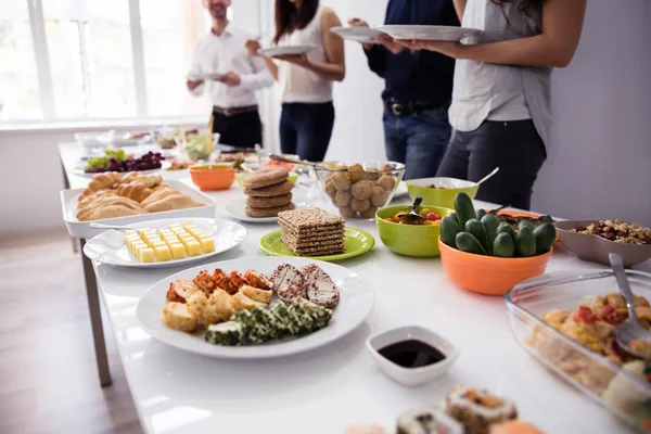 Partide Ahşap Masa Üzerinde Sağlıklı Yemek Yeme Insanlar — Stok fotoğraf