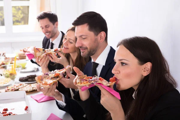 Zbliżenie Szczęśliwy Młodych Przedsiębiorców Korzystających Kawałek Pizzy — Zdjęcie stockowe